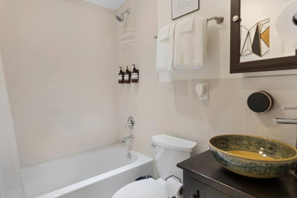 Upscale 2Br Apartment With Patio Washington Luaran gambar